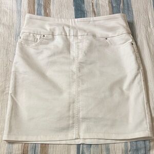 Chic White Mini Skirt